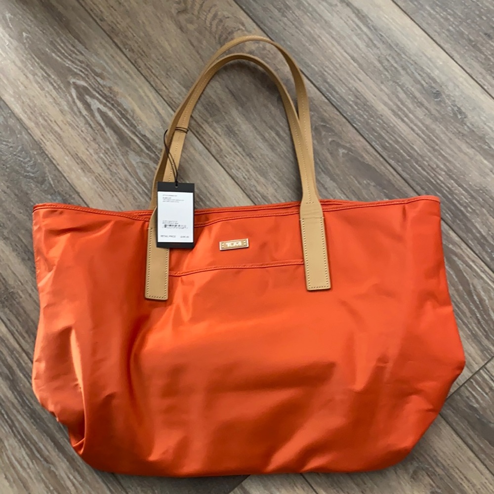 Tumi Q Tote NWT
